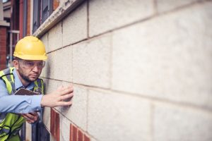 پیمانکار ساختمان در حال بازرسی کیفیت نصب و ساب سنگ نما پیمانکار ساختمان در حال بازرسی کیفیت نصب و ساب سنگ نما