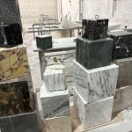 انواع مکعب‌های سنگی دکوراتیو از جنس مرمریت مشکی، سبز و پرشین سیلک آماده‌سازی برای اینستالیشن معلق سنگ