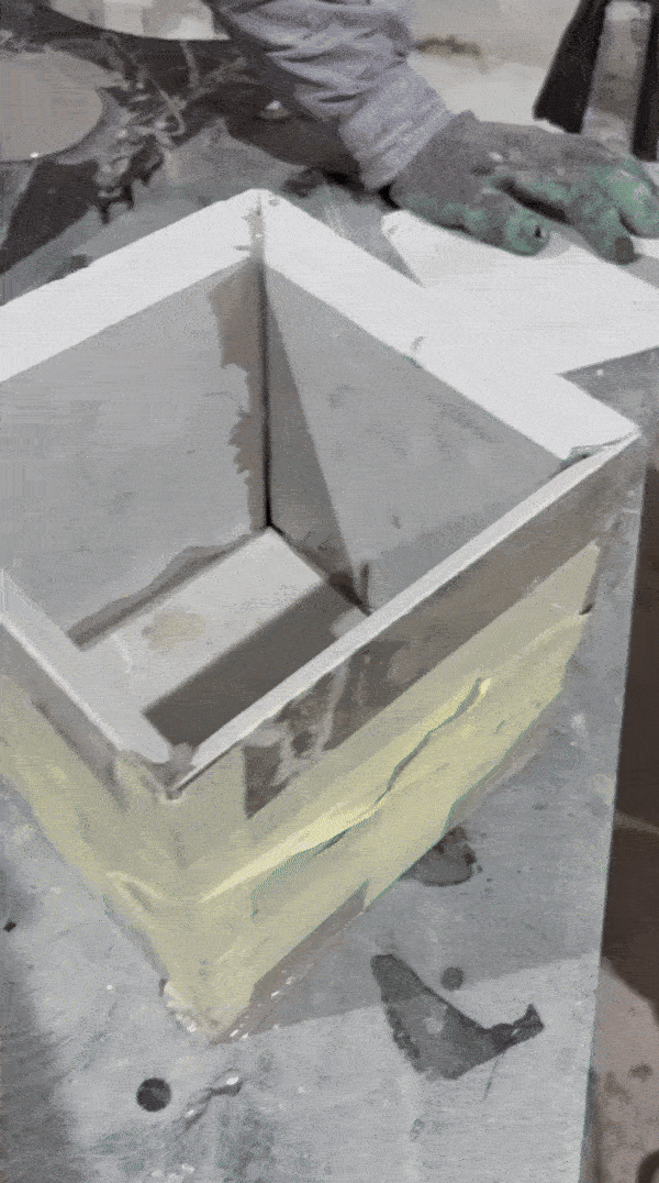 برش دقیق قطعات سنگ تراورتن با دستگاه CNC برای پنل‌های دکوراتیو و نمای ساختمان