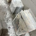 مکعب سنگ مرمریت سفید با رگه‌های طبیعی خاکستری حجم‌سازی سنگی مدرن برای چیدمان غرفه نمایشگاهی ()